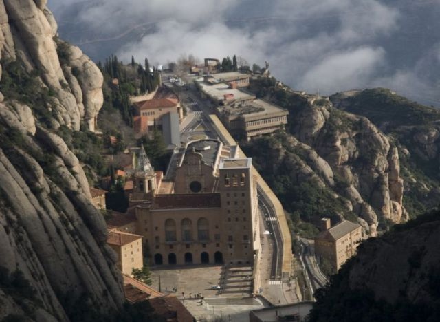 Se funda el Monasterio de Montserrat