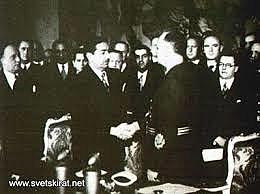 Yugoslavia firma el Pacto Tripartito.