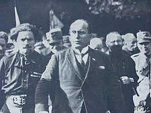 Mussolini es capturado por partisanos y posteriormente ejecutado.