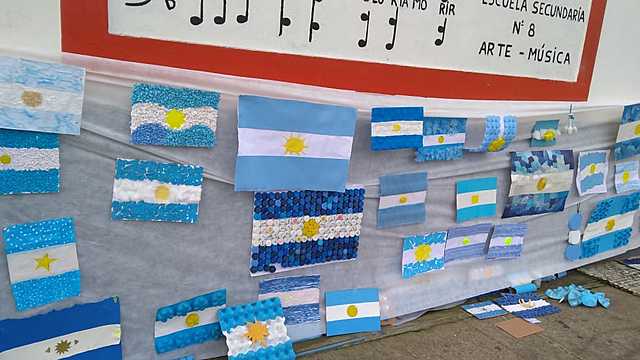 Participamos de desafíos.Cubrimos de Celeste Blanco la escuela