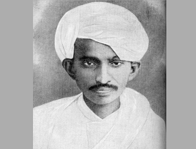 ¡Gandhi goes to London to study law!