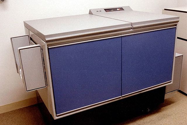 Primera impresora a láser en blanco y negro.