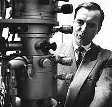 Helmut Ruska inventa el microscopio electrónico.