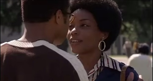 Ben consigue novia en la universidad