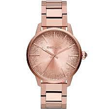 El papá regaña a Adelita Por prestarle algo a Lucero