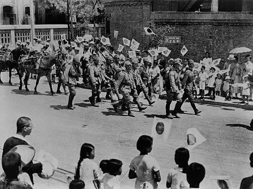 Japão invade a Indochina Francesa.