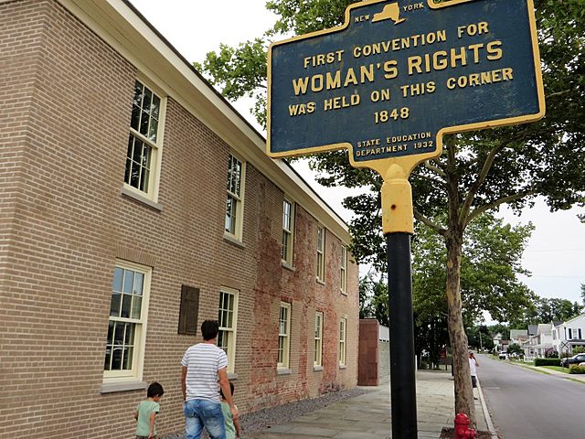 Elizabeth Cady Staton y otras personas escriben "La Declaración de los Sentimientos"