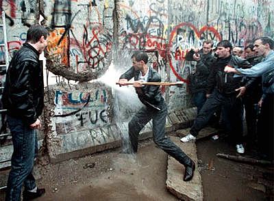 Es derribado el Muro de Berlín