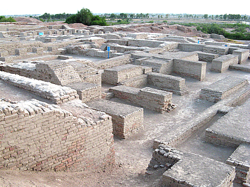 Primera ciudad con sistema de abastecimiento de agua, baños públicos y agua caliente es la ciudad de Mohenjo-Daro en Valle del Indo, actual Pakistán.