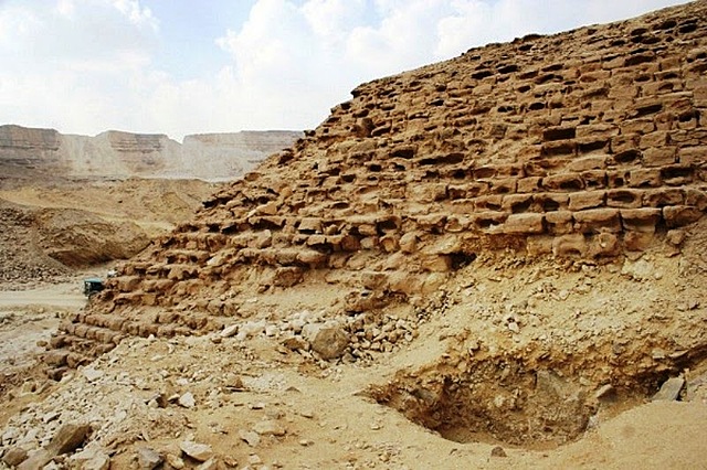 Los egipcios construyeron la primera presa “Sad El-Kafara”, primera presa que se tiene conocimiento en la historia.