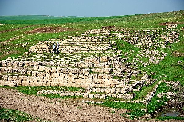 Primera bomba de agua en Senaquerib, rey de Asiria. Primer acueducto conocido como acueducto de Jerwan.