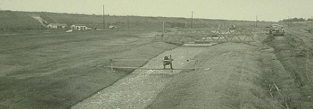 Canal bordeado de hierba