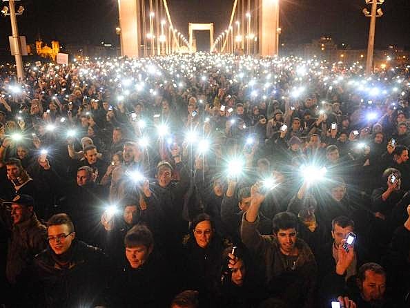 Gobierno húngaro se retracta ante protesta digital.