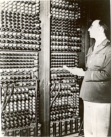 первый компьютер на электронных лампах