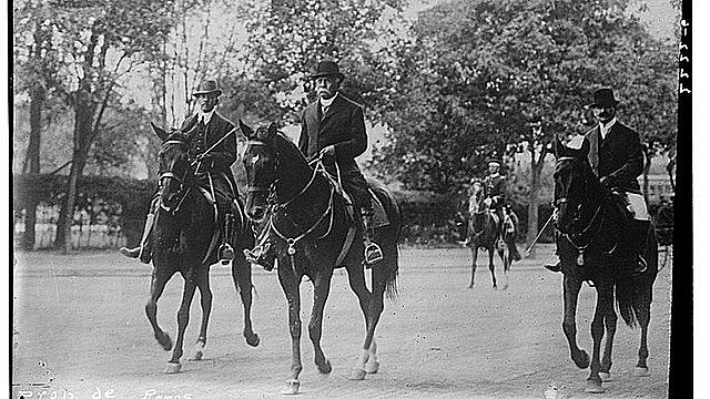 El Presidente de la República paseando a caballo en el Bosque de Chapultepec