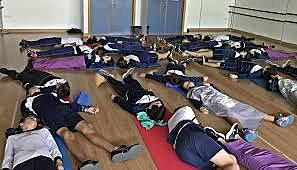 Técnicas de relajación (como ejercicios de respiración, ensoñación dirigida y relajación muscular progresiva)