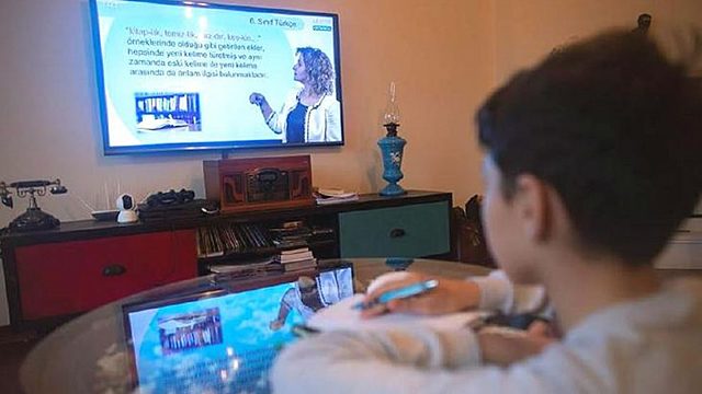 Comienzo de la educación a través de video-clases en TV.