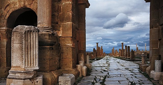 El emperador Valeriano construye una nueva muralla en Roma.