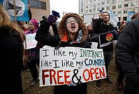 PROTESTAS A LA FCC Y CASA BLANCA