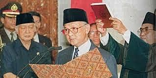 BJ. Habibie diangkat menjadi presiden