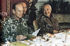 Penggunaan Pakaian Batik Soeharto