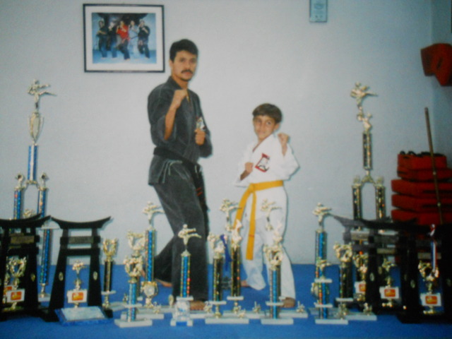 Practicar karate