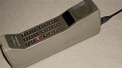 Se crea el 1er servidor de nombres de sitios. Motorola presenta el primer teléfono móvil. El DynaTAC 8000X.