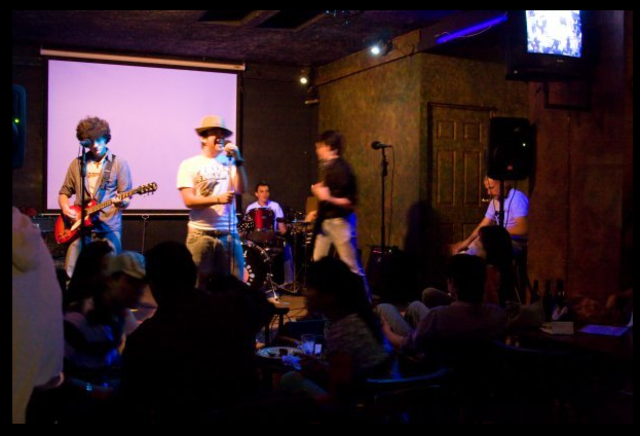 Formo un grupo de musica en el colegio