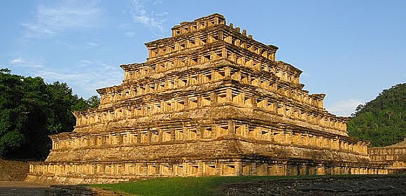 La Pirámide de los Nichos en El Tajín.