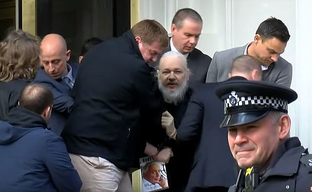 la Policía Metropolitana británica arrestó a Julian Assange, Fundador de WikiLeaks, en la embajada de Ecuador