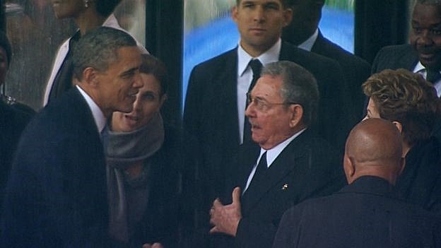 Visita Cuba (primera vez en 90 años que un presidente estadounidense en ejercicio pisaba suelo cubano)