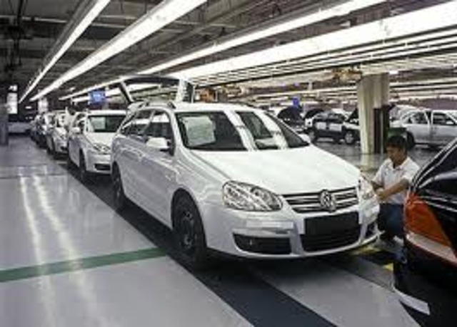 Henry Ford introduce la línea de ensamblaje