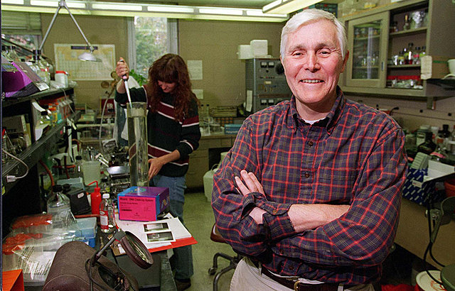 Carl Woese anunciou a descoberta de uma nova forma de vida