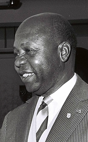 Léon M'ba president