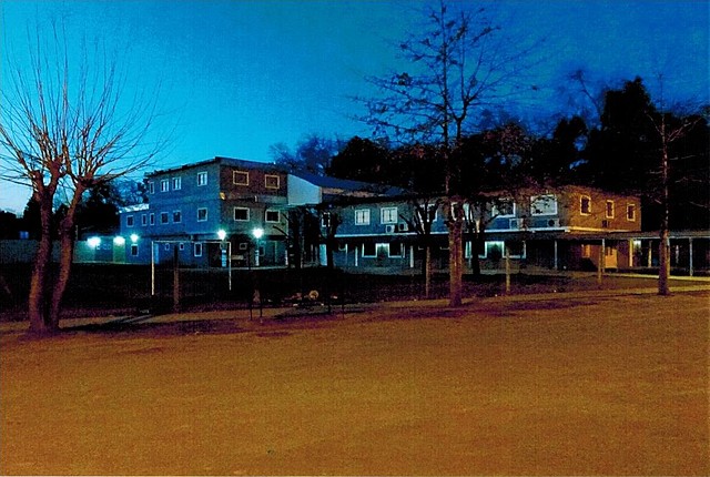 Foto nocturna del colegio