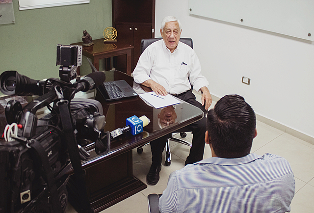 Entrevistas en Televisa Monterrey al maestro Decano por dar clases digitales