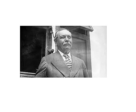 Nace Arthur Conan Doyle