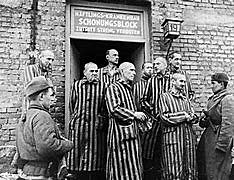 Exército vermelho liberta prisioneiros do campo de concentração de Auschwitz