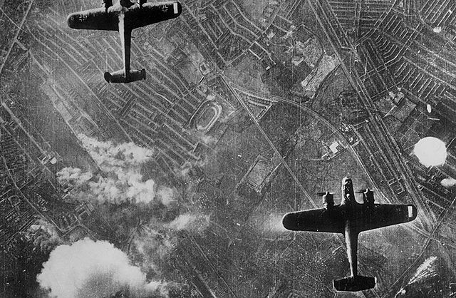 Luftwaffe Executa Bombardeios Noturnos às Cidades Inglesas