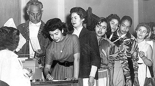 Primer país Latinoamericano en dar el voto a la mujer.