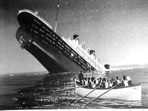 Termina de hundirse el Titanic
