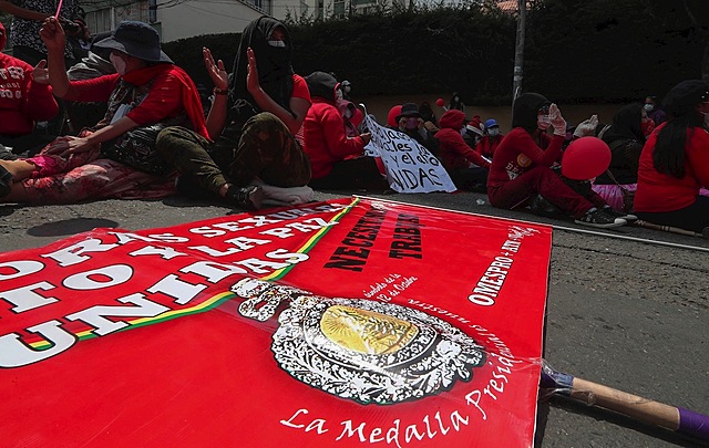 Trabajadoras sexuales de La Paz pasean imagen de medalla presidencial exigiendo trabajo