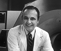 Presentan el primer tomógrafo de emisión de positrones, Terpogossian and Phelps