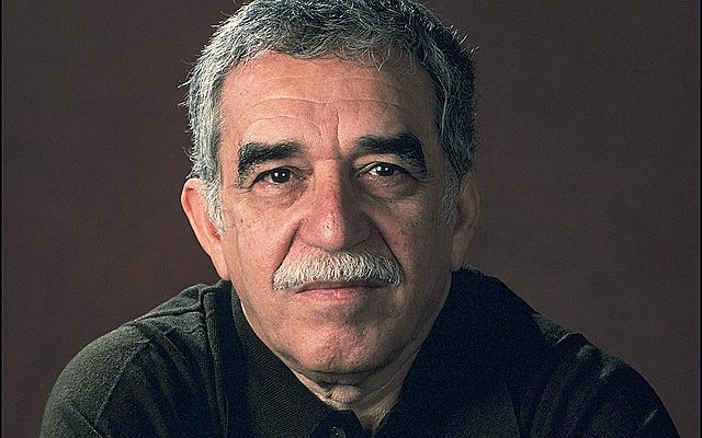 El escritor colombiano Gabriel García Márquez recibe el premio Nobel de Literatura
