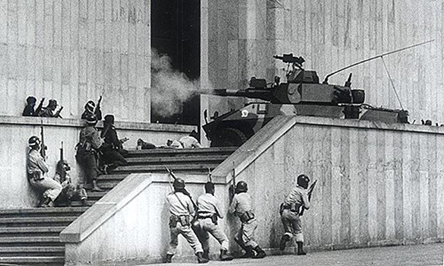 El M-19 se toma el Palacio de Justicia y retoma del palacio por la Fuerza Pública