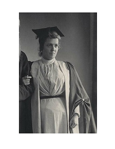 Nace Eusapia Palladino (médium)