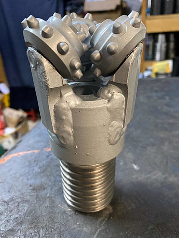 Primera broca tricónica con insertos de tungsteno.