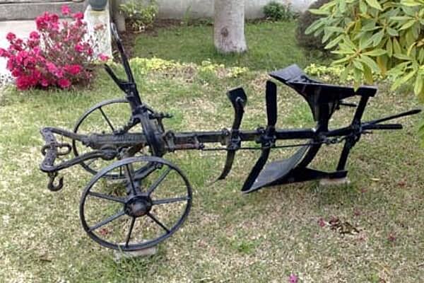 ARADO CON JUEGO DELANTERO