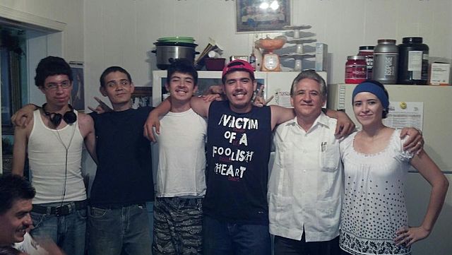 El problema acabó en armonía con todo el mundo. (En la foto no está mamá, son mis hermanos, yo y él)