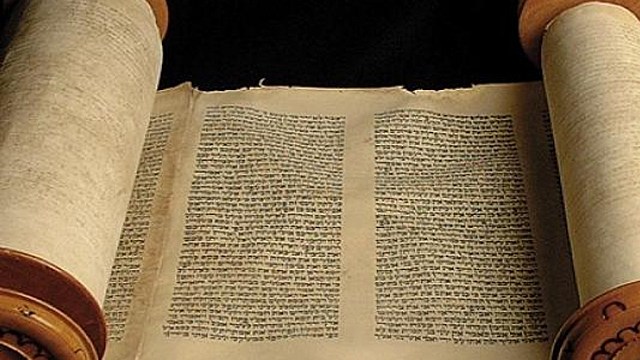 Se empieza a utilizar pergamino para la escritura.